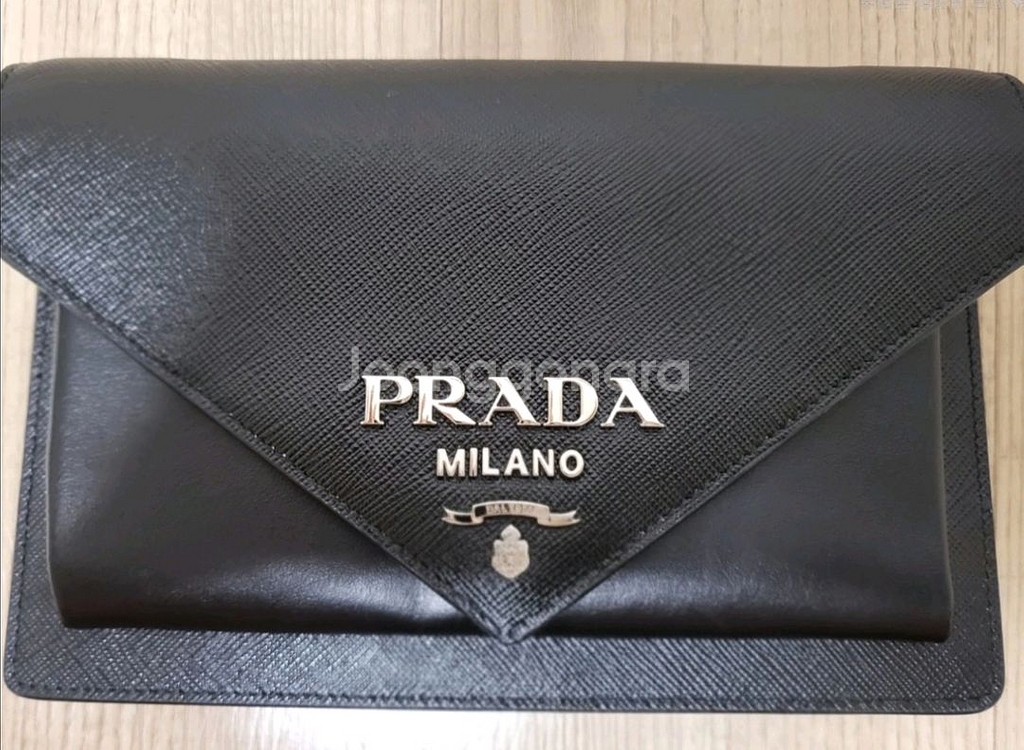 프라다 사피아노엔벨로프 크로스백 팝니다.--5