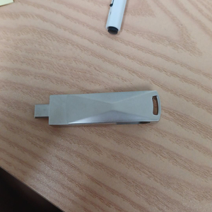 실버 USB 플래시 드라이브