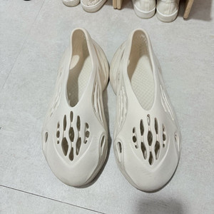 아디다스 이지 폼 러너 샌드 265