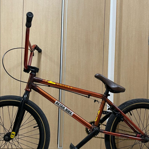 BMX 빠르게 넘깁니다!