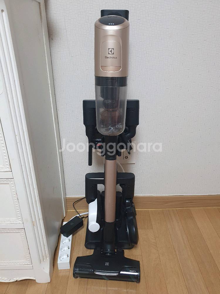 [미개봉 새제품] 일렉트로룩스 무선청소기 얼티밋홈900--1