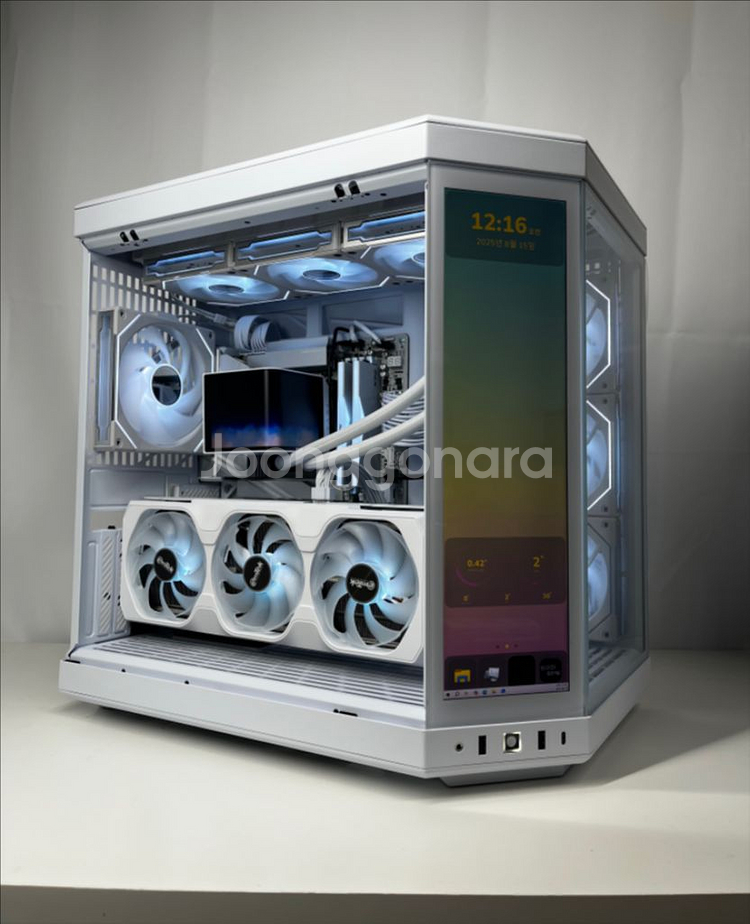 9800X3D 리안리 y70 터치 반본체--1