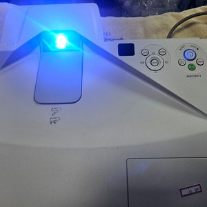NEC NP-UM330W 초단초점 자영업 빔프로젝터