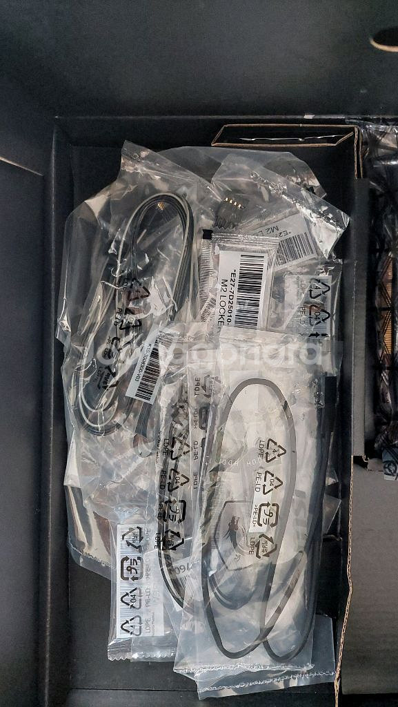 msi x670e ace 박스와 m.2 확장 어댑터--1