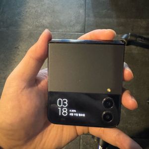 z플립4 256 블랙 판매합니다!