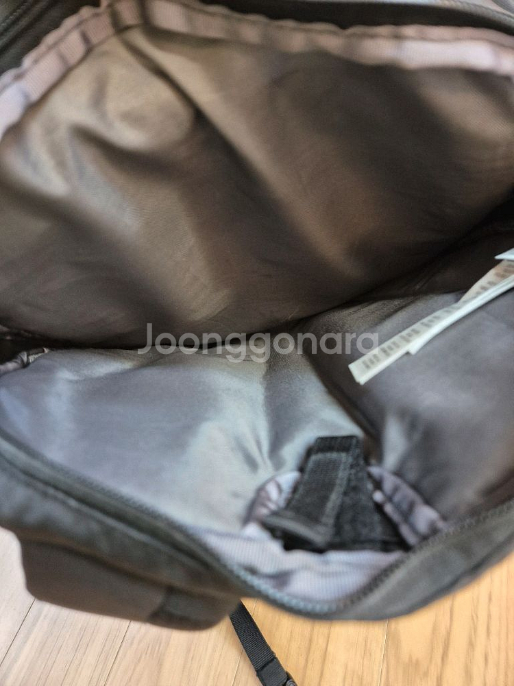 파타고니아 백팩입니다.색상은 회색이고, 디자인은 전반적--4