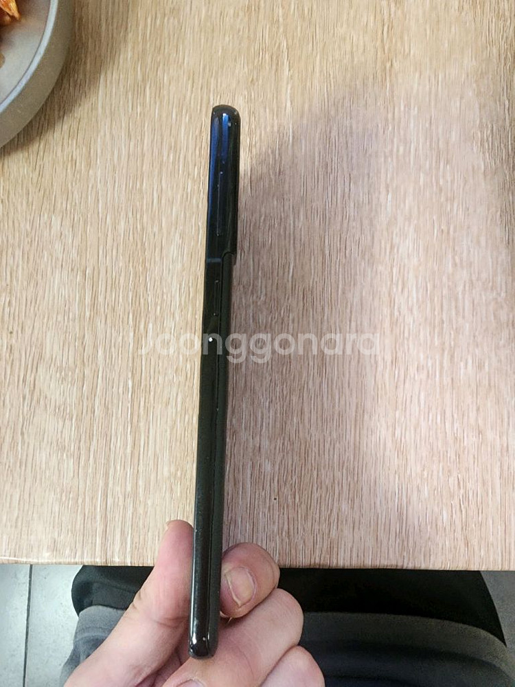 갤럭시s21+ 256G 블랙 흑점 있어요--2