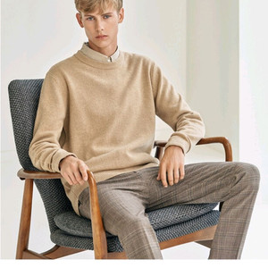 컨셉원 모델이 입고있는 니트, 셔츠, 슬랙스 세트