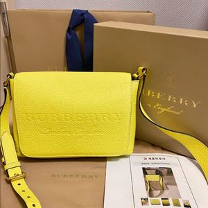 (정품)버버리 4065882 엠보싱 레더 크로스백 가방