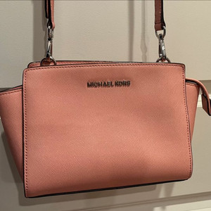 마이클코어스 셀마 크로스백 (베이비핑크)