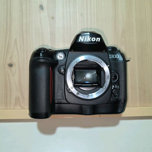 니콘 DSLR D100 바디, 세로그립, 배터리 다수