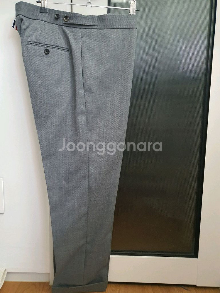 톰브라운 남성 모 팬츠 판매합니다!--1