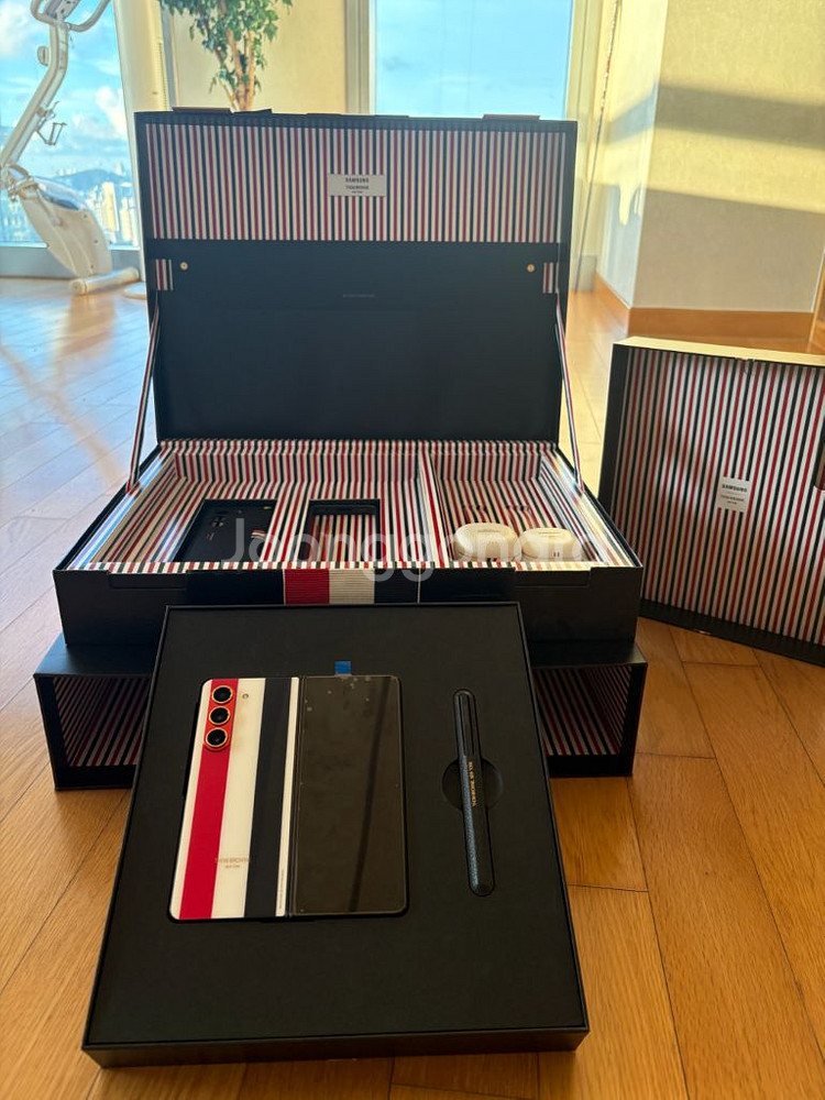 갤럭시 Z폴드5 톰브라운 에디션 512gb 판매합니다.--0