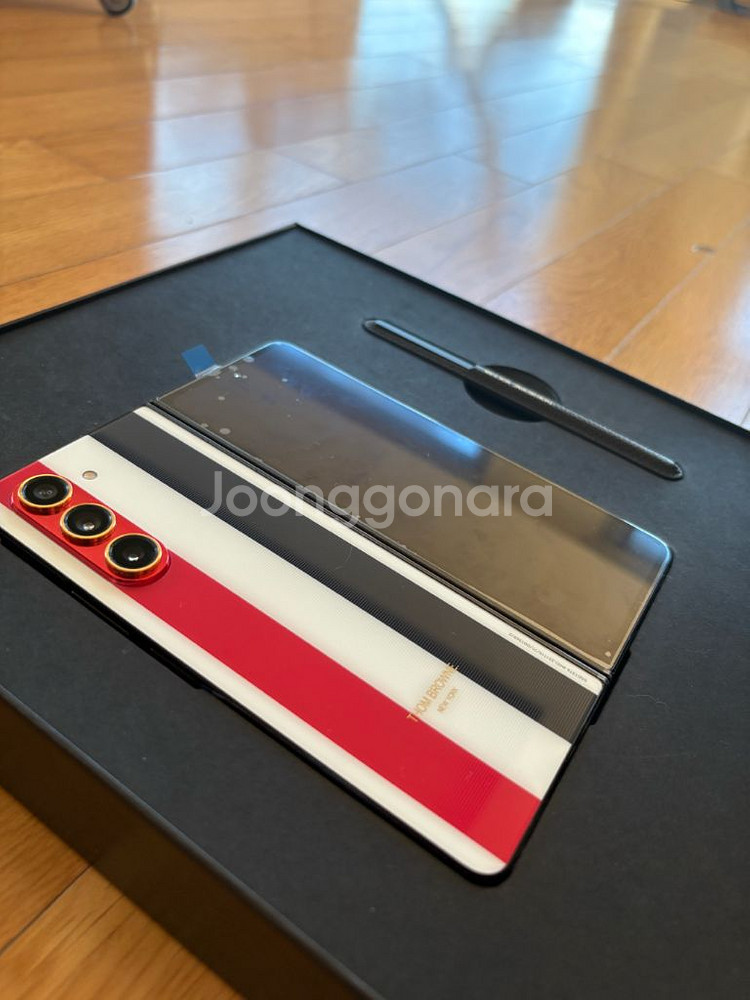 갤럭시 Z폴드5 톰브라운 에디션 512gb 판매합니다.--1