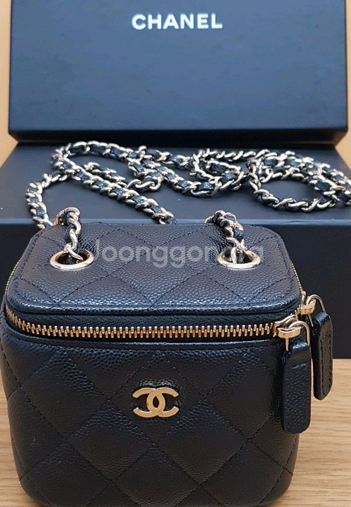 샤넬 클래식 베니티 캐비어 코스메틱 미니백 블랙 금장--3