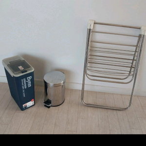 빨래건조대와휴지통