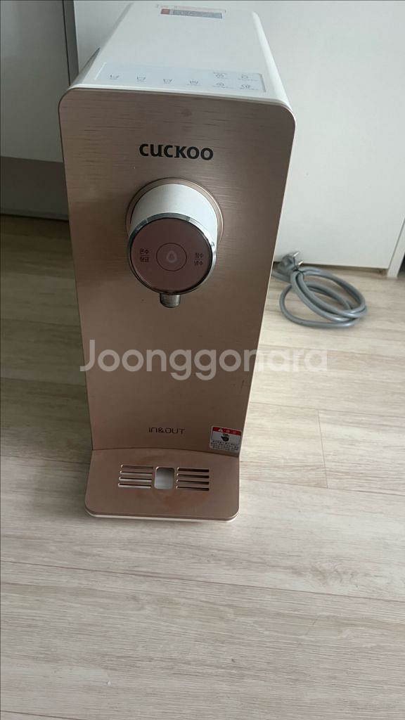 쿠쿠 인앤아웃 냉온 정수기앞면에 사용감 조금 있어요 4--0