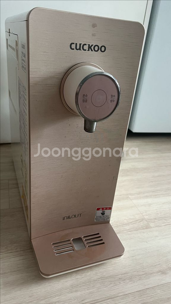 쿠쿠 인앤아웃 냉온 정수기앞면에 사용감 조금 있어요 4--4