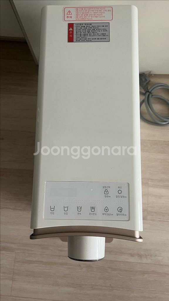 쿠쿠 인앤아웃 냉온 정수기앞면에 사용감 조금 있어요 4--1