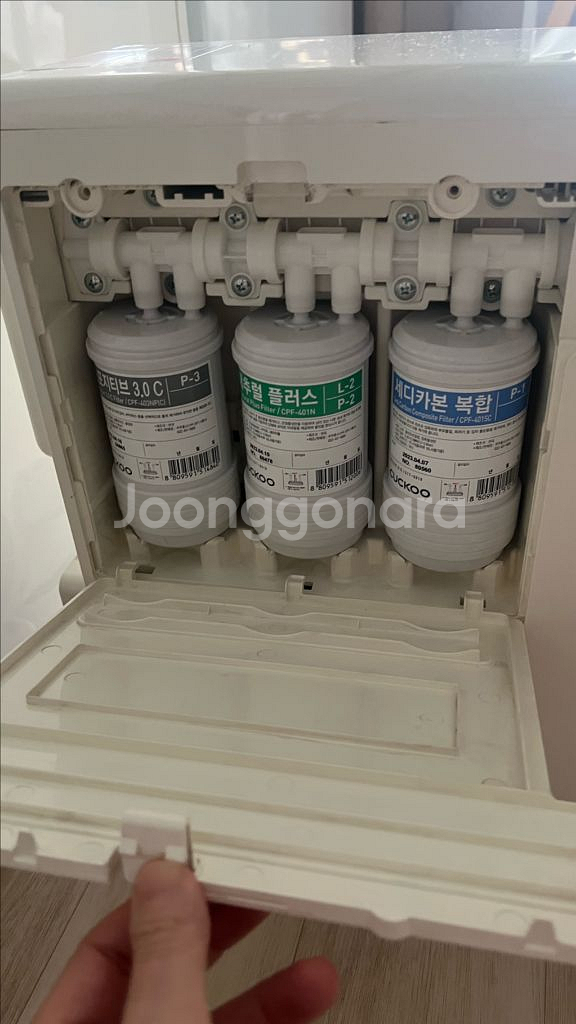 쿠쿠 인앤아웃 냉온 정수기앞면에 사용감 조금 있어요 4--3