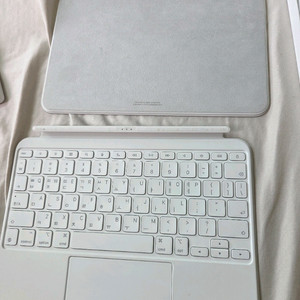 iPad 10세대 64GB + 매직 키보드 폴리오