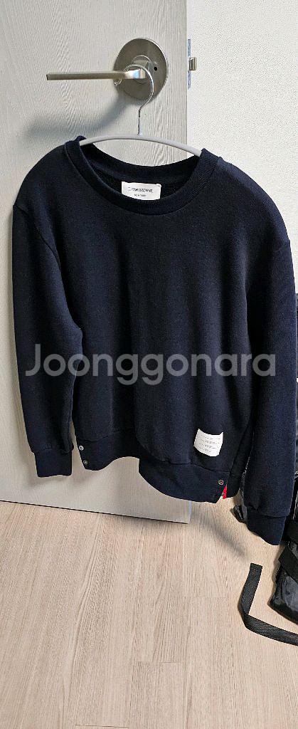 톰브라운 맨투맨 팝니다--1