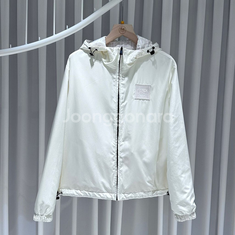 46 / 펜디 FF 로고 화이트 바람막이 리버서블 후드--3
