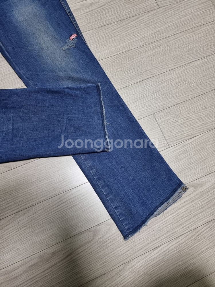 [26]헤지스 자수포인트 밑단컷팅 데님팬츠--4