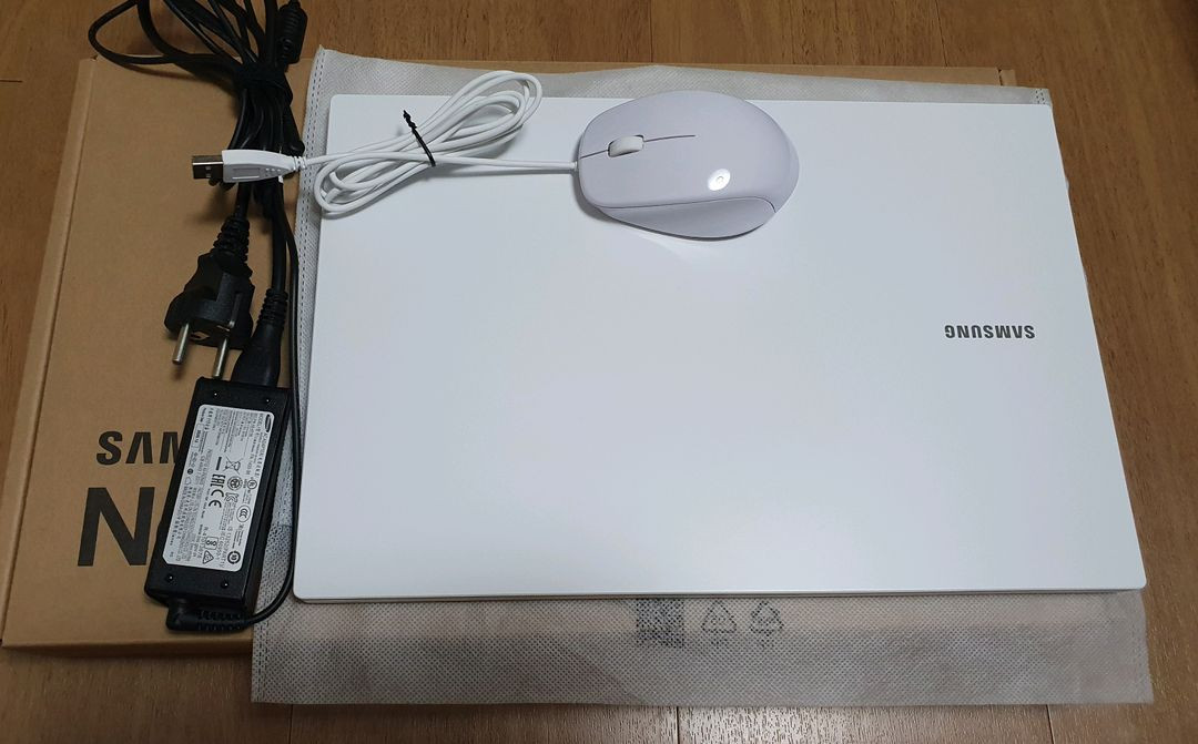 삼성 노트북 플러스2 (화이트) NT550XDA-KC3--1
