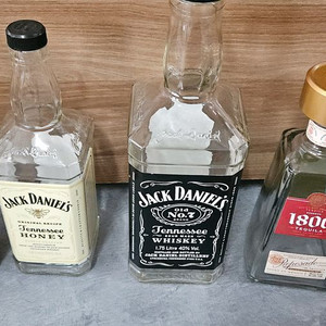 잭다니엘 발렌타인 등 공병들 이미지