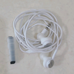 삼성 AKG 이어폰 화이트 새상품
