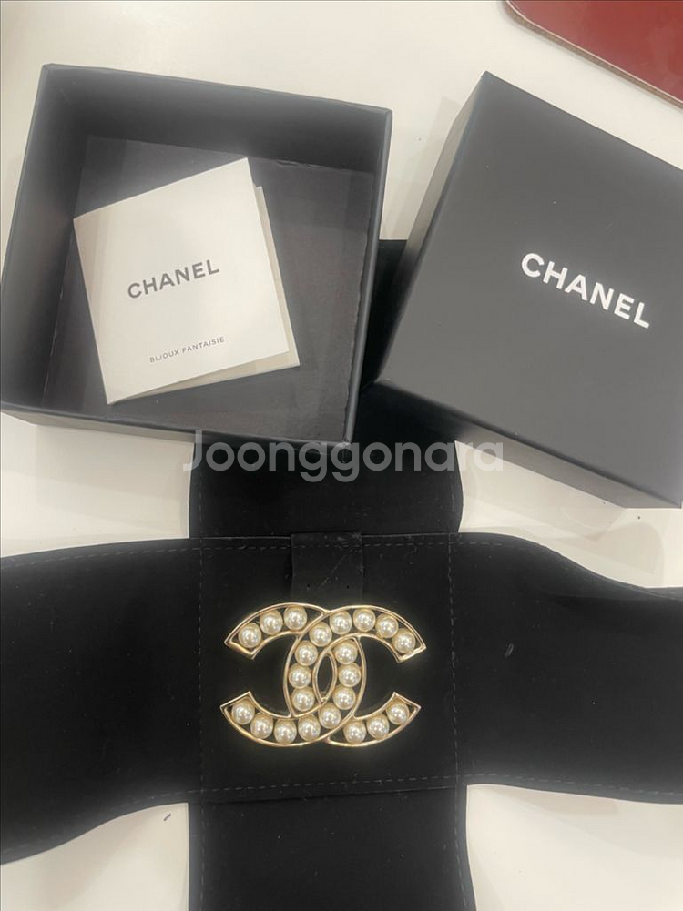 샤넬 진주 브로치 판매합니다--0