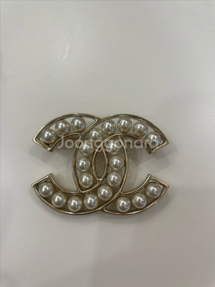 샤넬 진주 브로치 판매합니다--2