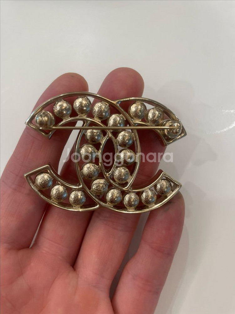 샤넬 진주 브로치 판매합니다--3