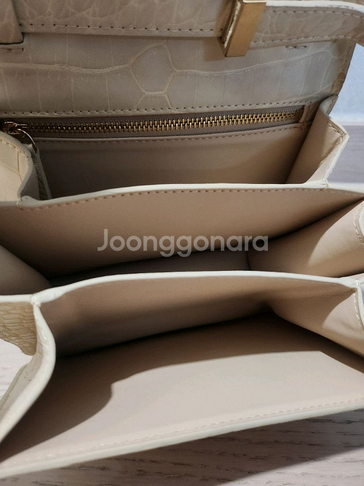 베이지 악어 패턴 숄더백--3