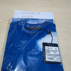 루이비통 클라우드 티셔츠 S 사이즈