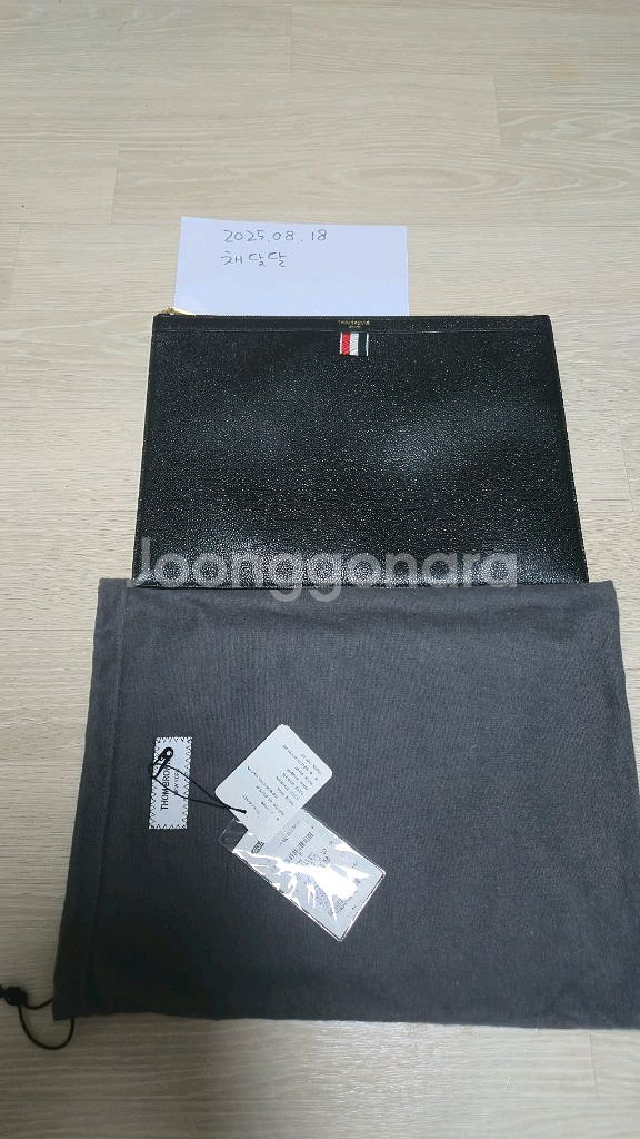 톰브라운 소가죽 클러치 팝니다.--0
