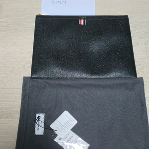 톰브라운 소가죽 클러치 팝니다.