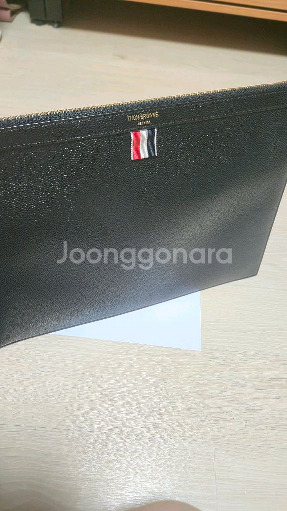 톰브라운 소가죽 클러치 팝니다.--1