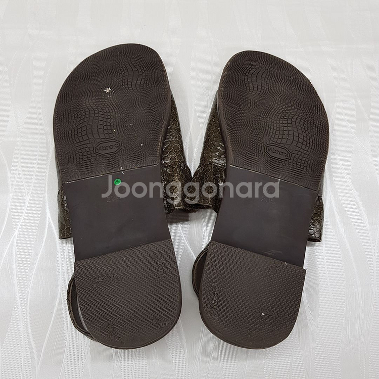 르베이지 브라운 크로커 엠보 가죽 샌들 235 사이즈--3
