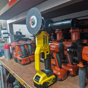 디월트충전그라인더 DCG412 패들스위치 5인치그라인더