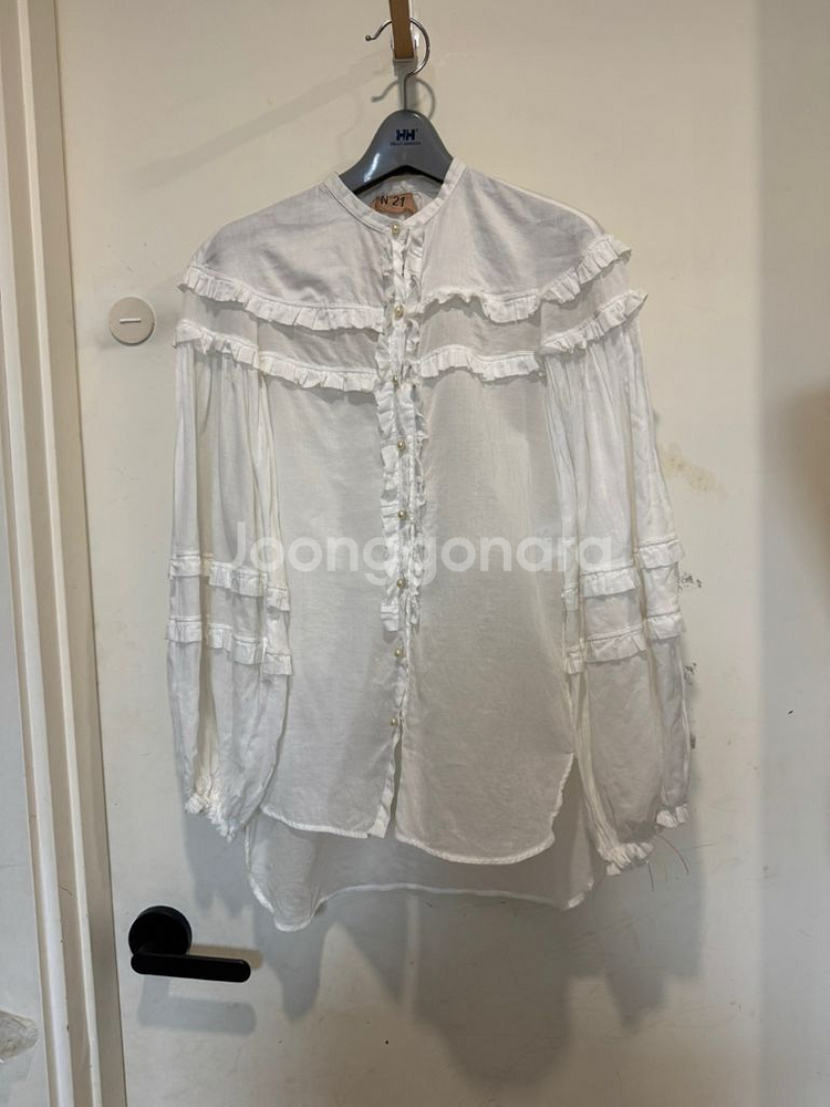 누메로 벤투노 n21 진주단추 프릴 화이트 블라우스--0