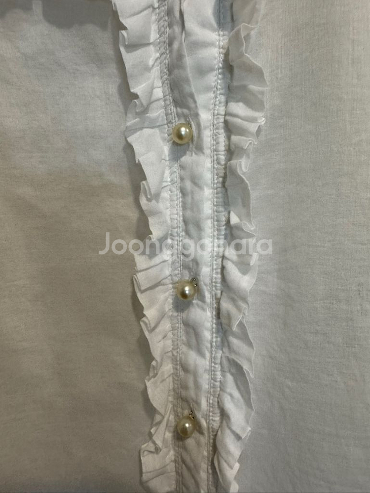 누메로 벤투노 n21 진주단추 프릴 화이트 블라우스--2