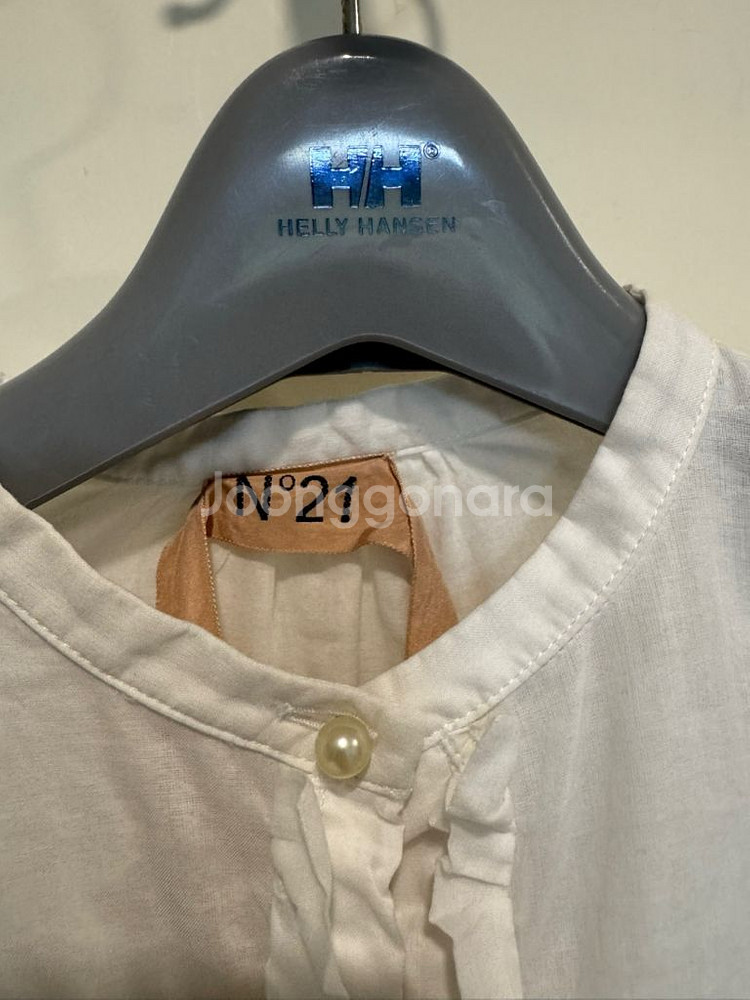 누메로 벤투노 n21 진주단추 프릴 화이트 블라우스--3