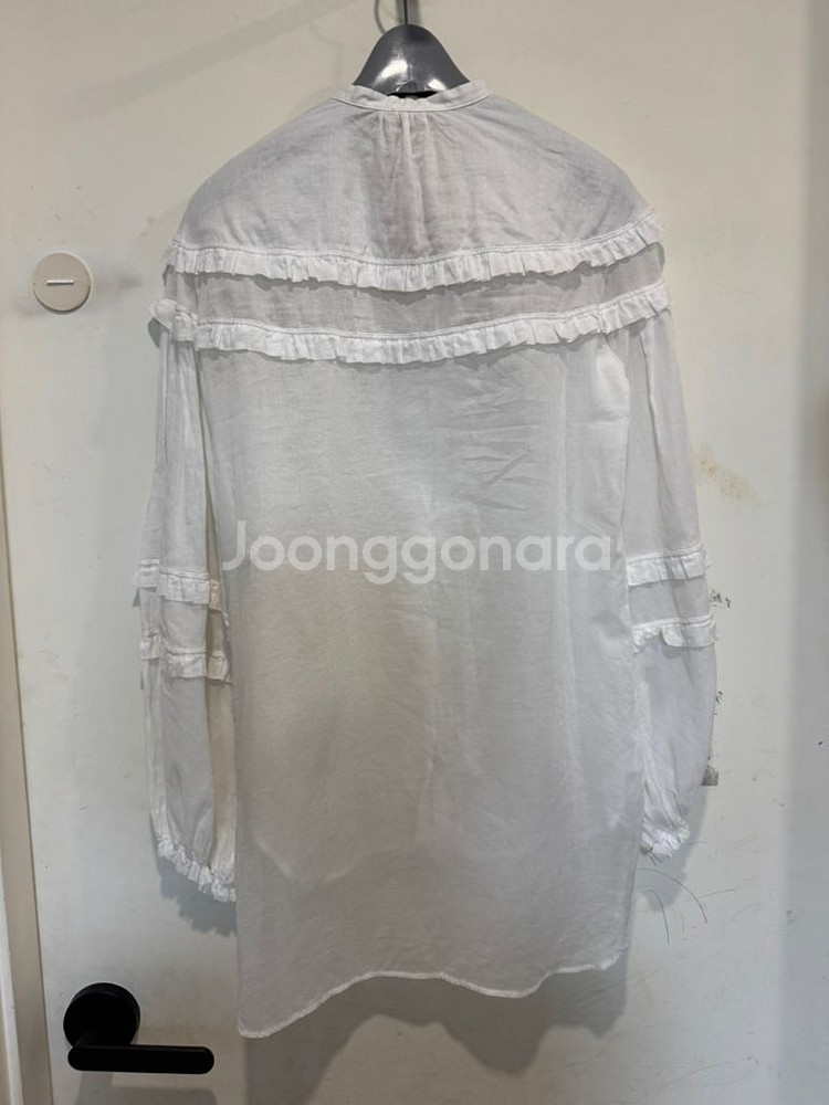 누메로 벤투노 n21 진주단추 프릴 화이트 블라우스--1