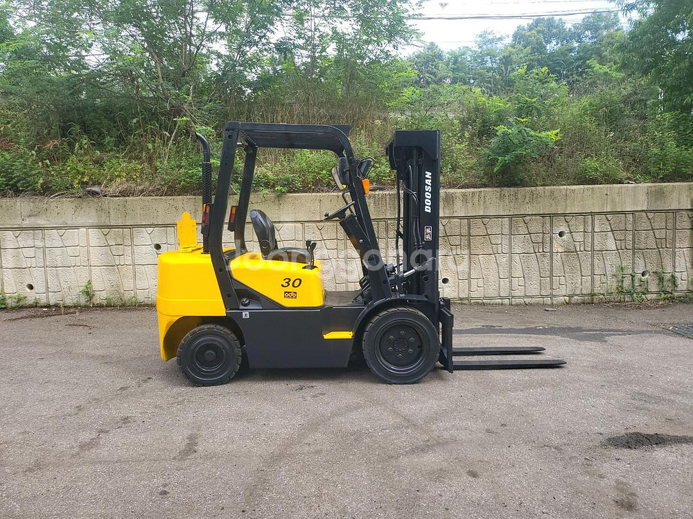 [중고지게차] 두산 D30S-3 3톤 3단 디젤 지게차--0