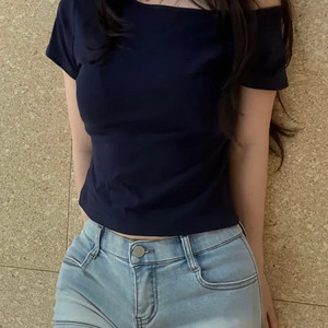 네이비 원오프숄더 세미크롭 반팔티