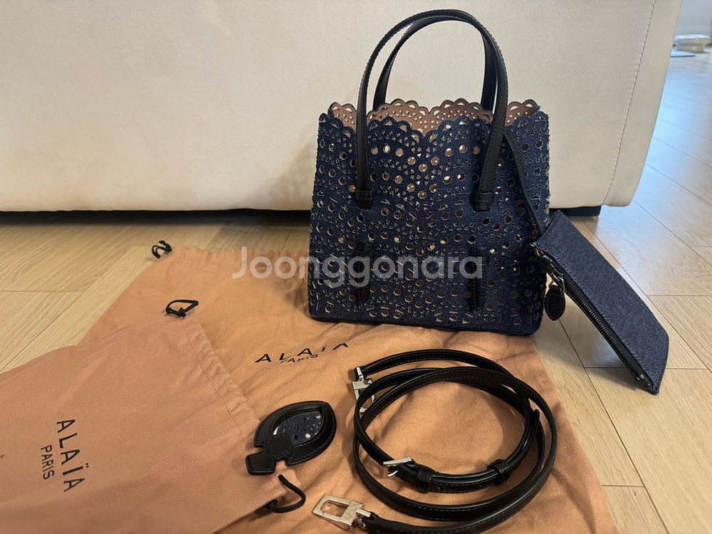 Alaia 알라이아 미나 20 토트백 펀칭 데님--2