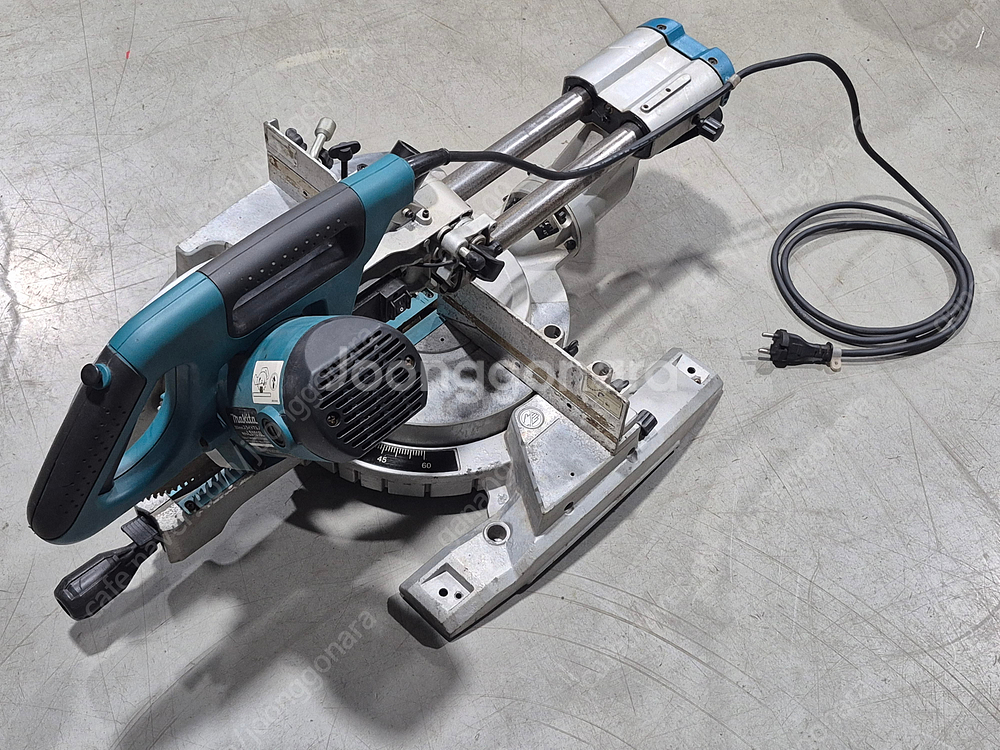 마끼다 슬라이딩 각도절단기(makita/LS 1018)--1