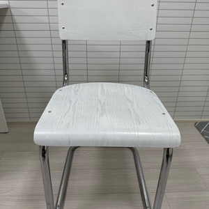 화이트 우드 의자
